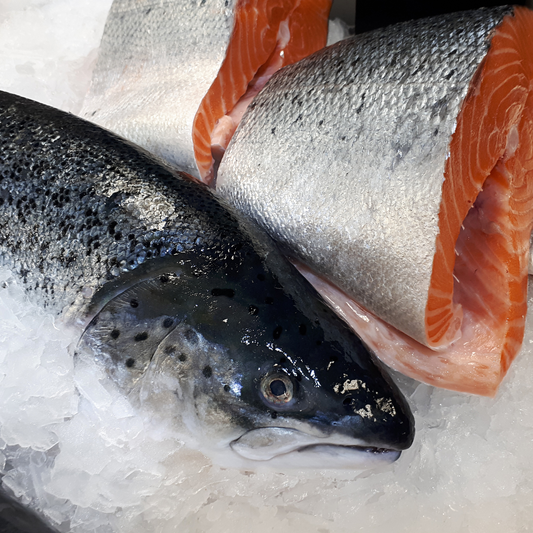 Fresh premium Atlantic salmon from Norway, sashimi-grade with rich marbling, perfect for grill, pan-sear, or sashimi 挪威进口优质生食级别三文鱼，适合煎烤或刺身生食